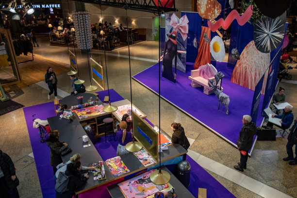 在圣诞节期间去欧洲旅行。新年庆祝装饰。假日销售。图片下载