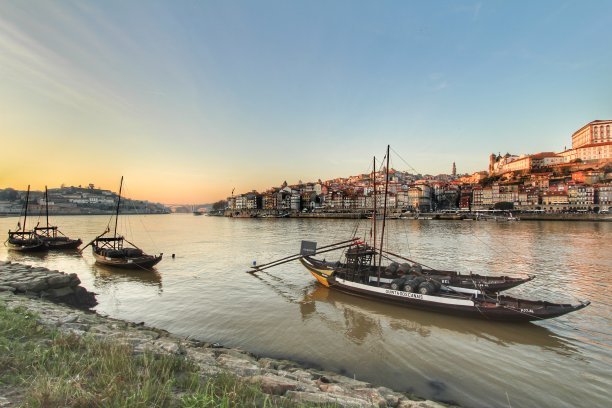 日落时分，杜罗河上有一艘叫拉伯罗斯的葡萄牙船图片下载