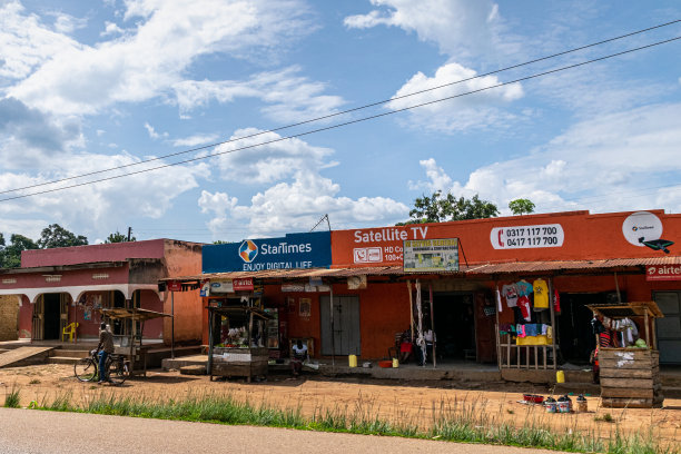 2019年11月，乌干达Iganga郊区的商店和商业场所图片下载