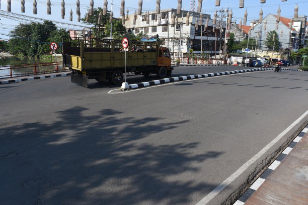 泗水旧桥上的交通状况图片下载