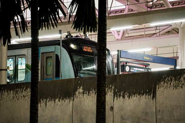 雅加达捷运已经在站台上了图片下载