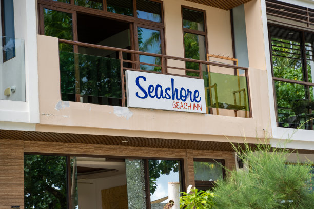 海滨海滩旅馆的招牌，这是岛上的一家经济实惠的宾馆图片下载