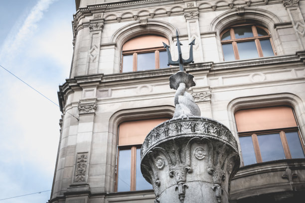 这座城市的喷泉代表着巴塞尔的象征，长方形教堂图片下载