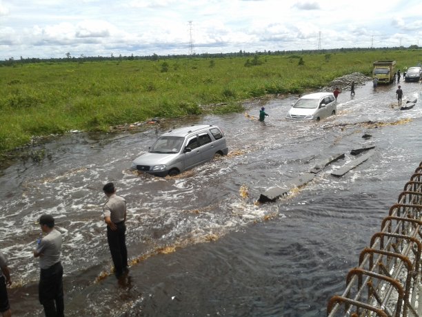 汽车进水了图片下载