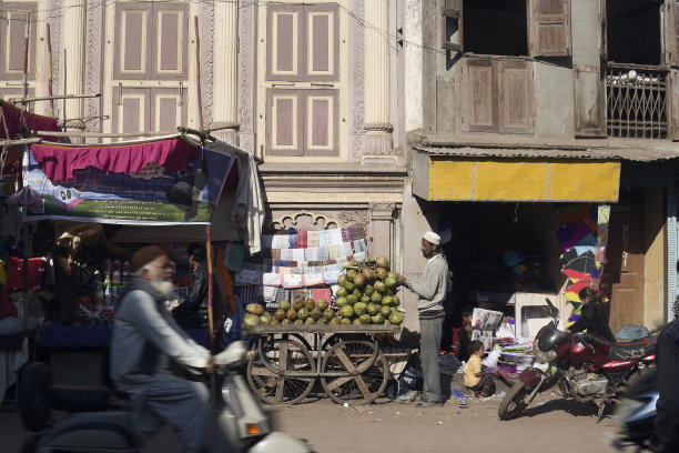 卖椰子的人。图片下载