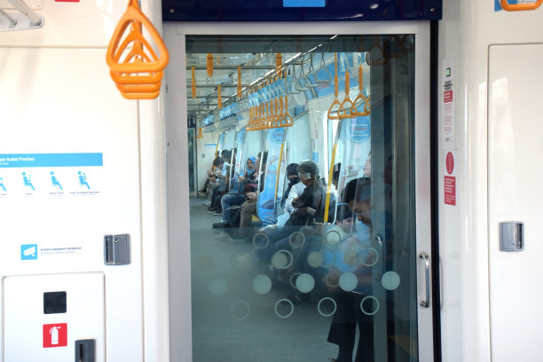 在捷运列车内图片下载