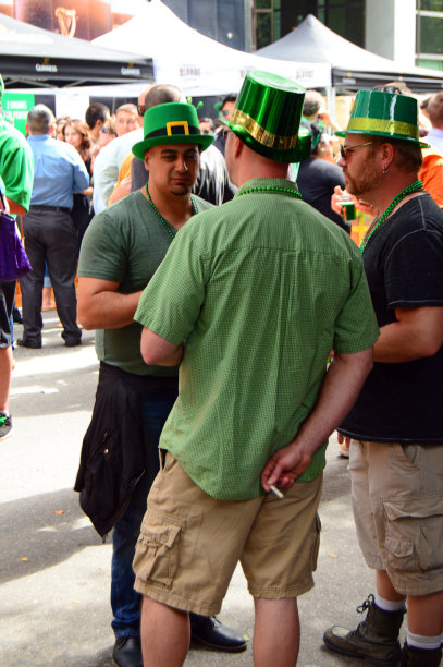 在一个户外酒吧庆祝圣帕特里克节图片下载
