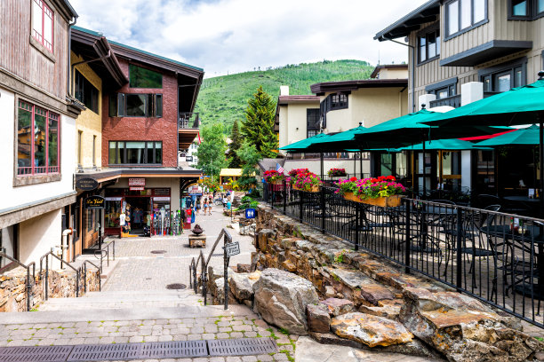瑞士风格的滑雪胜地小镇韦尔，科罗拉多州与商店，餐馆在戈尔溪驱动器图片下载
