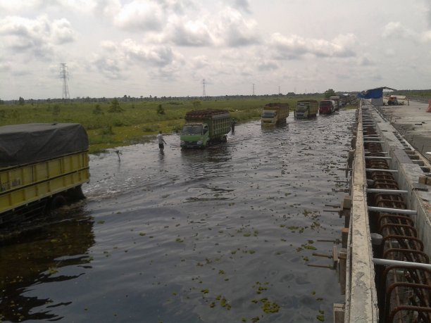 汽车进水了图片下载