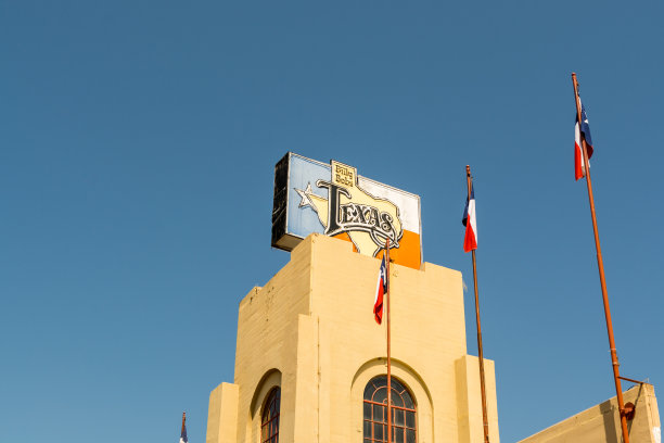 沃思堡牲畜围场的餐馆和酒吧的街景，一个历史悠久的地区，位于沃思堡，德克萨斯州，美国。图片下载