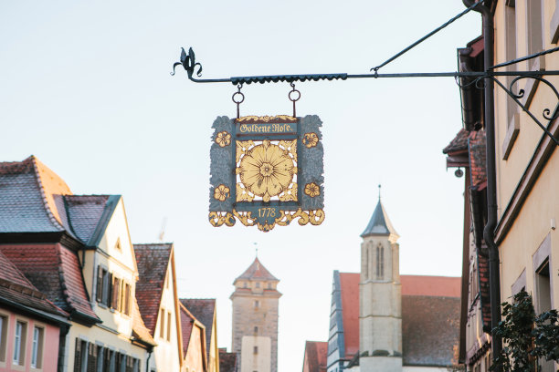 房子正面的真实街道标志。图片下载