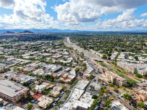 亚利桑那州斯科茨代尔沙漠城市的鸟瞰图图片下载