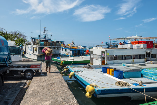 马尔代夫马累的运输船图片下载