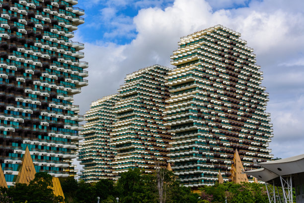 三亚七星级酒店举办一年一度的“世界小姐”选美大赛。旅游综合体是世界上最大的酒店。房子树木。图片下载