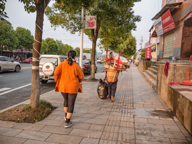 上午，张家界市中心区的人们。张家界市中国旅游图片下载
