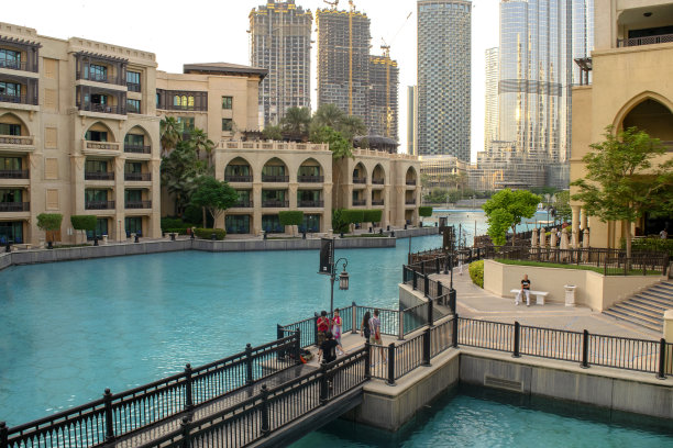 阿拉伯 बाजार的海滨和餐厅图片下载