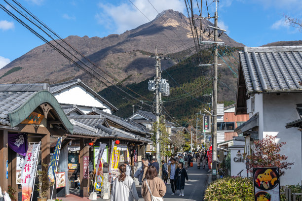 玉福镇的景色，在冬日阳光明媚的日子里，天空湛蓝图片下载
