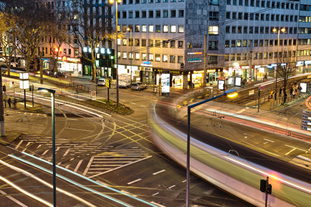 德国北威州科隆的巴巴罗萨广场，在日出的夜晚，有cartrails。商业交通开始了。图片下载