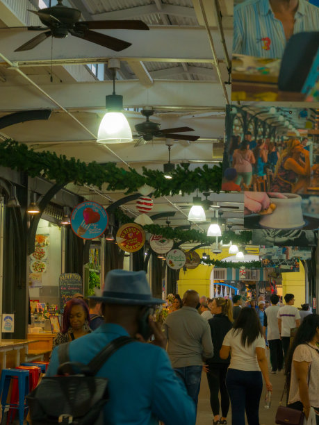 在路易斯安那市的旧城区法国区(French Quarter)的露天街机食品跳蚤市场里，人们在餐馆里购物和吃饭图片下载