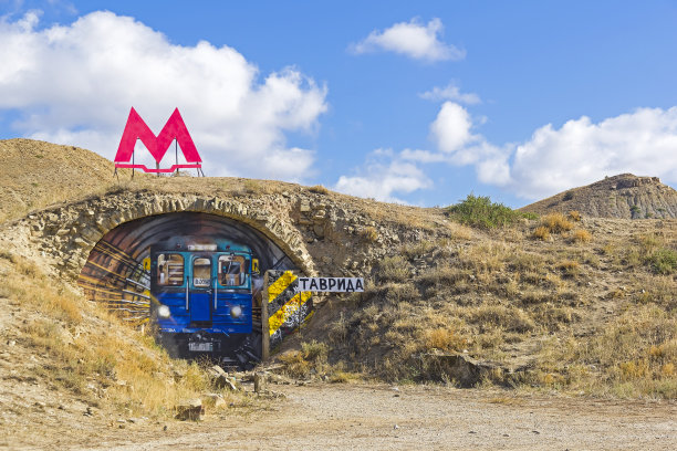 露天安装在山坡上，代表地铁隧道中的一列火车。图片下载