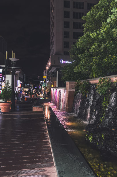 夜景的人造瀑布装饰购物和步行街在济州市图片下载
