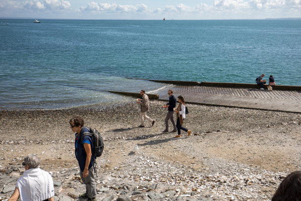 法国布列塔尼，人们在吃从Cancale海边买来的牡蛎图片下载