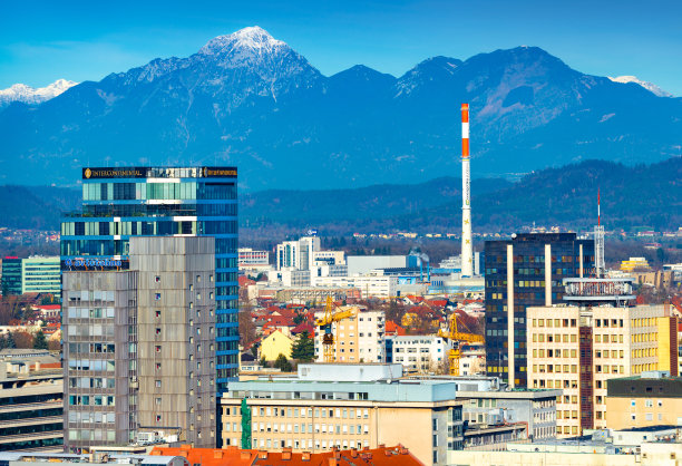 斯洛文尼亚，卢布尔雅那:卢布尔雅那市中心的现代建筑，背景是美丽的白雪覆盖的阿尔卑斯山图片下载