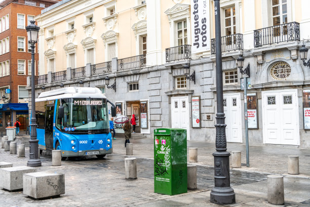 一辆公交车停在马德里市中心圣安娜广场的公交车站。图片下载