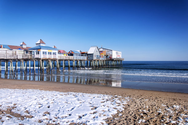 在老果园海滩和缅因州码头的冬天图片下载