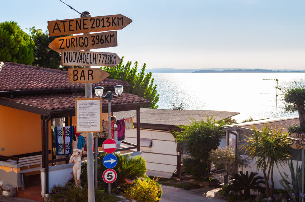 舒适的平房，意大利露营带阳台的房子。La Ca露营的内部设计位于加尔达湖的南岸图片下载