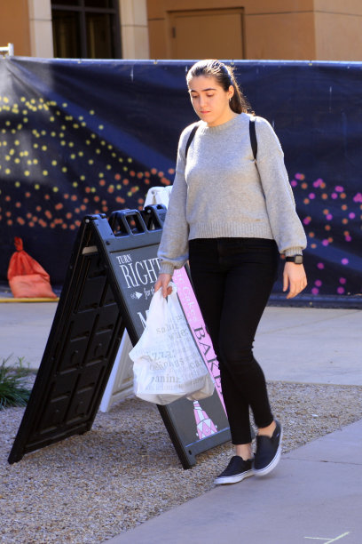 在斯科茨代尔的时尚广场上，一个孤独的女人在购物图片下载