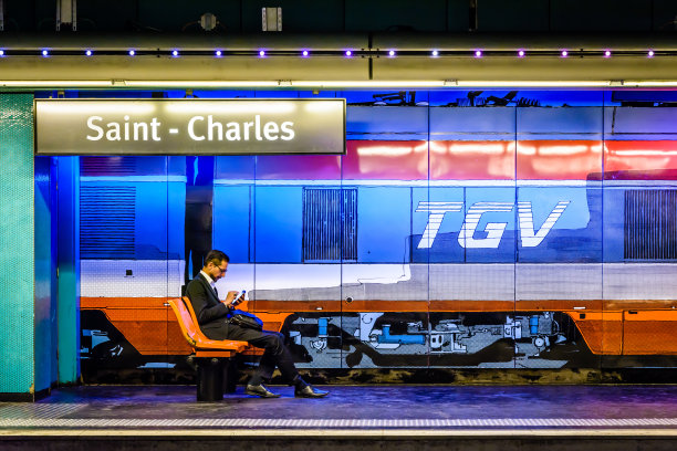 法国马赛，一名男子在圣查尔斯车站等地铁。图片下载