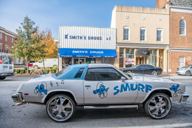 一辆装饰着蓝精灵卡通图案的老爷车图片下载