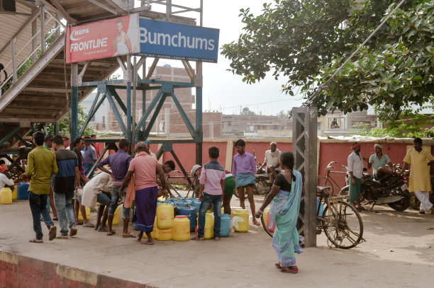 上午在印度火车站平台上的牛奶行业采购配送视图。奶商用掺水的方法进行人工脂肪检测。2019年5月，印度北方邦图片下载