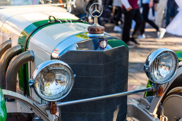 复古汽车品牌梅赛德斯-奔驰，Oldtimer会见奥尔登堡，德国。选择聚焦。图片下载