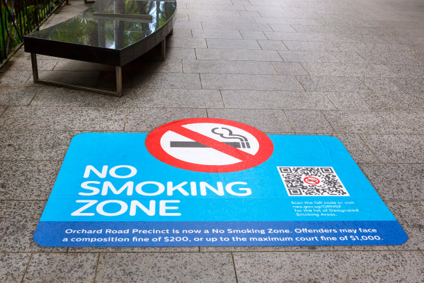 新加坡乌节路人行道上的禁烟标志。图片下载