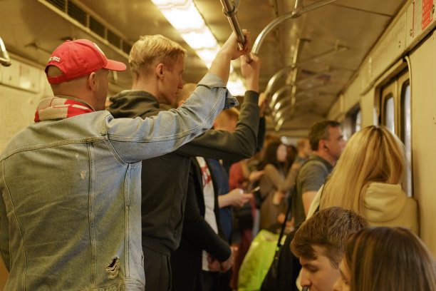 莫斯科地铁车厢里人们的照片。图片下载