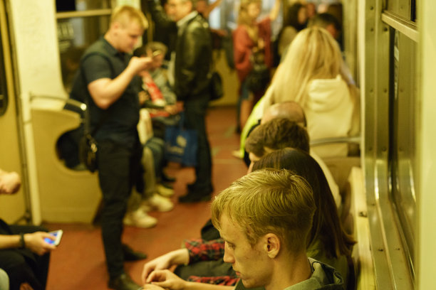 莫斯科地铁车厢里人们的照片。图片下载