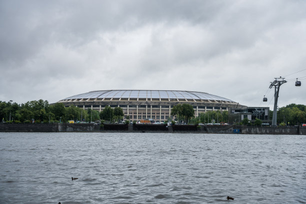 卢日尼基体育场在莫斯科河岸边，俄罗斯，在多云的天空。图片下载