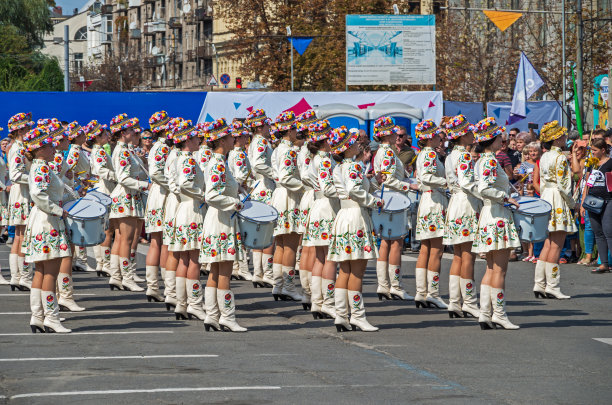 一群女孩鼓手图片下载