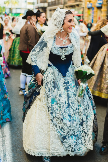 女人们的肖像穿着法拉拉的彩色和豪华的裙子法拉拉。图片下载