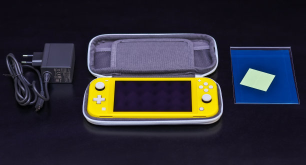 任天堂Switch Lite是任天堂进军掌机游戏领域的最新产品。Switch Lite为黄色，售价为199.99美元图片下载