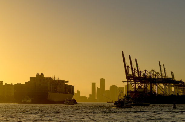 一艘大型货船进入迈阿密港图片下载