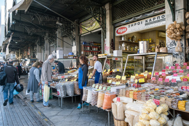 街头市场摊位上的坚果种类繁多。希腊雅典中央食品市场的户外商店。图片下载