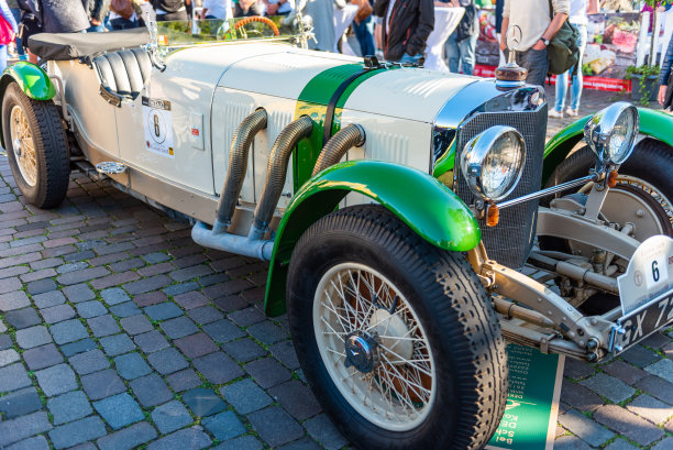 复古汽车品牌梅赛德斯-奔驰，Oldtimer会见奥尔登堡，德国。选择聚焦。图片下载