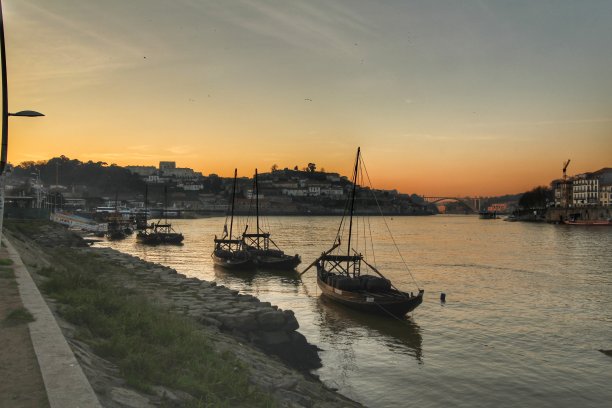 日落时分，杜罗河上有一艘叫拉伯罗斯的葡萄牙船图片下载