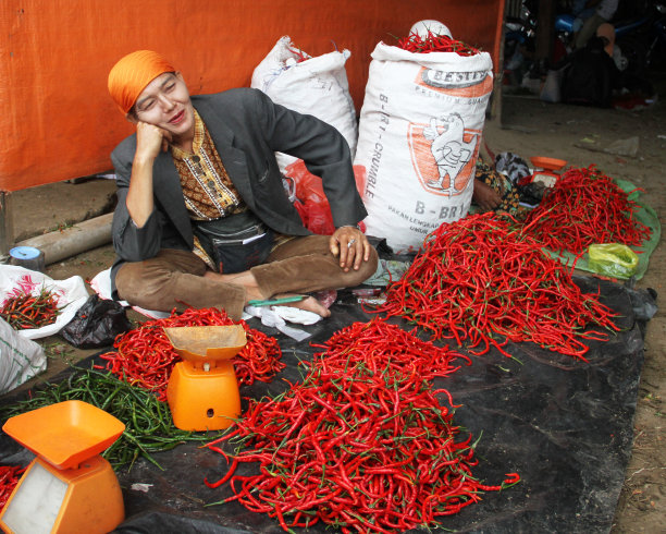 在武吉丁基的市场上卖辣椒的女人图片下载