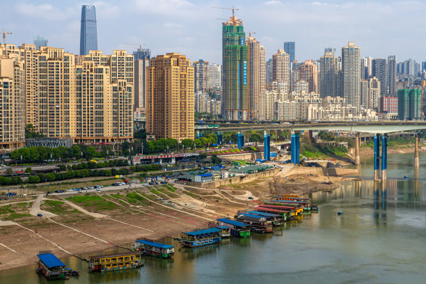 中国城市重庆。阳光明媚的现代都市。图片下载