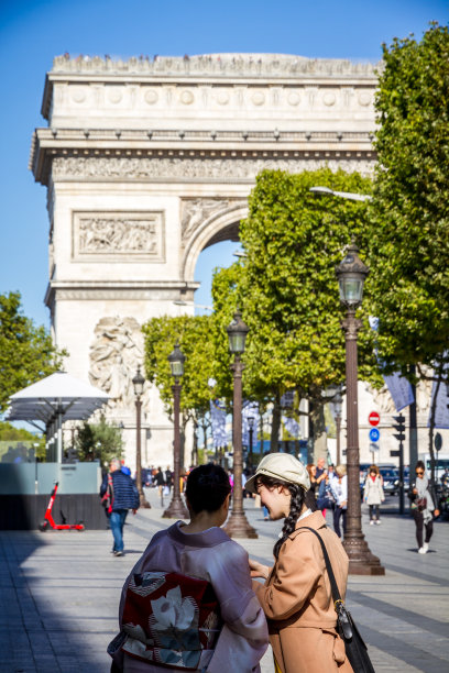 9月10日，两名日本游客在香榭丽舍大道凯旋门前拍照图片下载