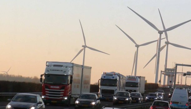 公路，风车，陆地车辆场景在荷兰欧洲图片下载